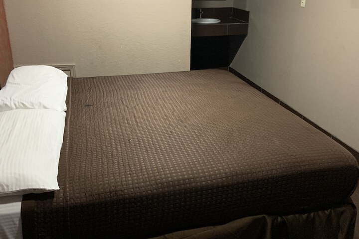 Room 10 of 16