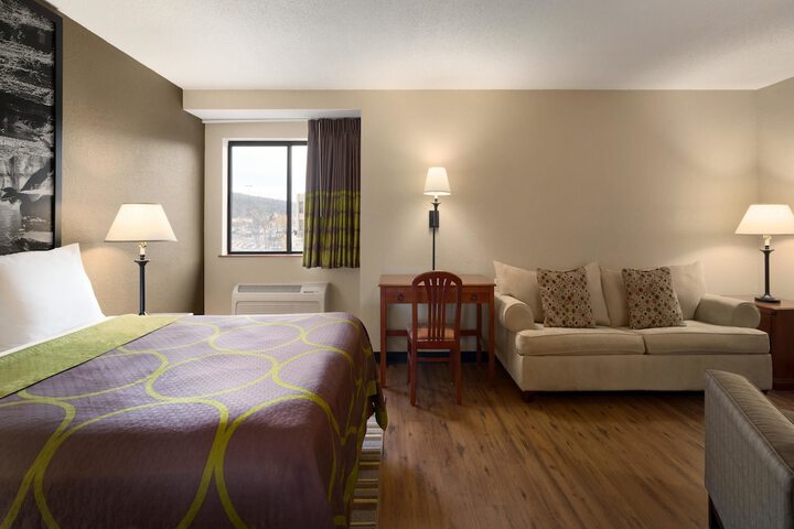 Room 18 of 28