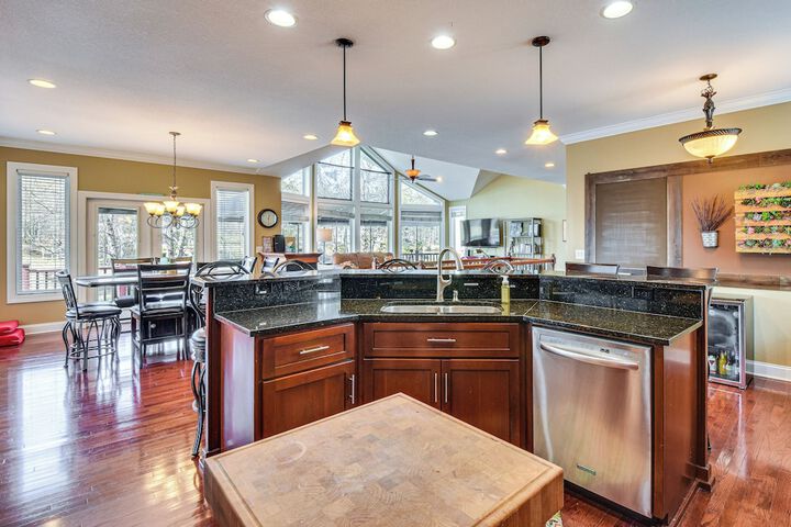 Waterfront Getaway w / Fire Pit + Game Room!