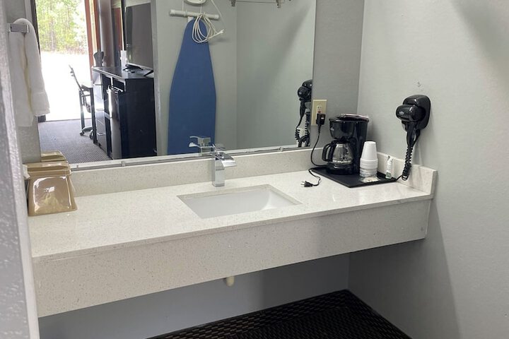 Clairmont Inn & Suites Warren