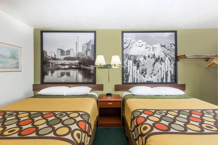 Room 10 of 32