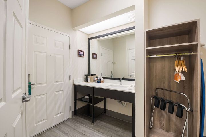 Room 11 of 25