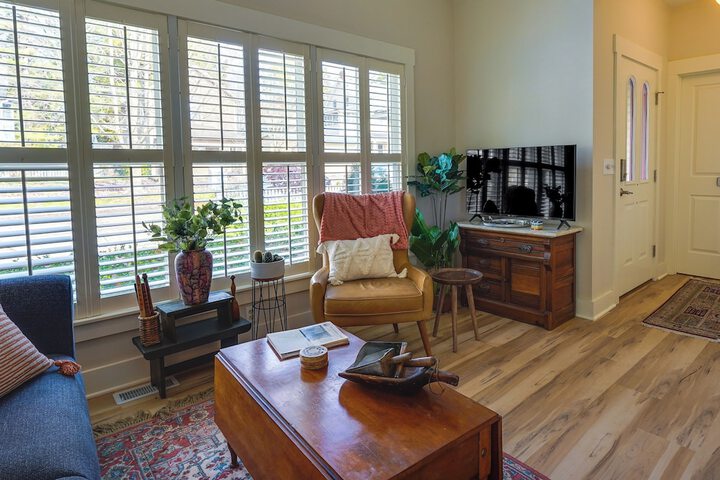 Charming Granville Home w / Porch - Walk Downtown!