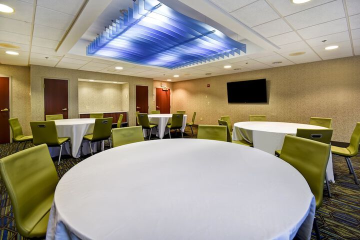 Holiday Inn Express Newport North - Middletown by IHG