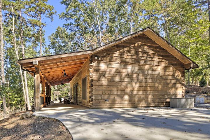 Coosawattee River Resort Cabin w / Private Hot Tub!