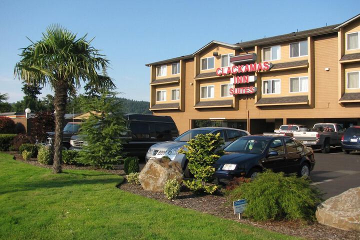 Clackamas Inn & Suites