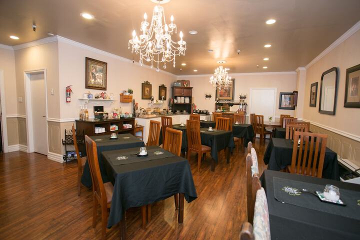 Dining 70 of 85