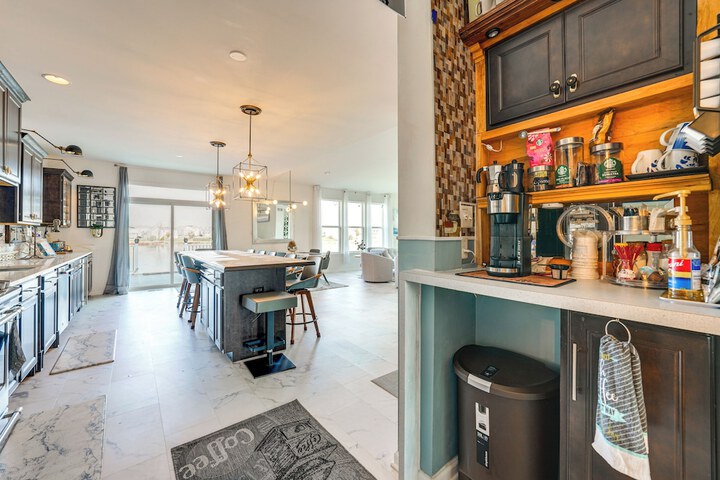 Spacious Waterfront Yorkville Getaway w / Yard