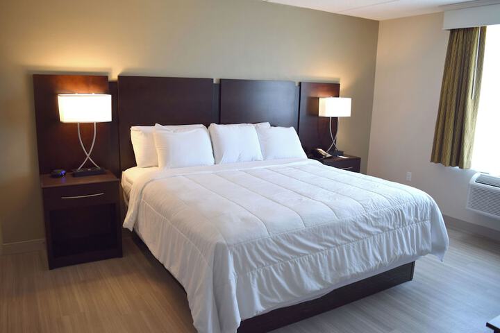 BridgePointe Hotel & Marina