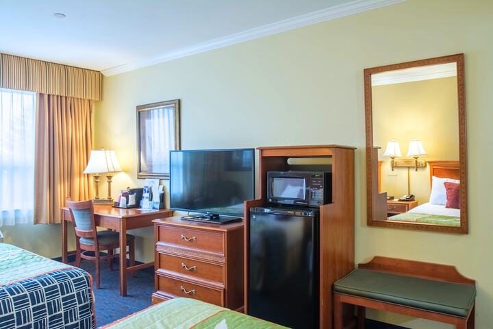 Room 6 of 8