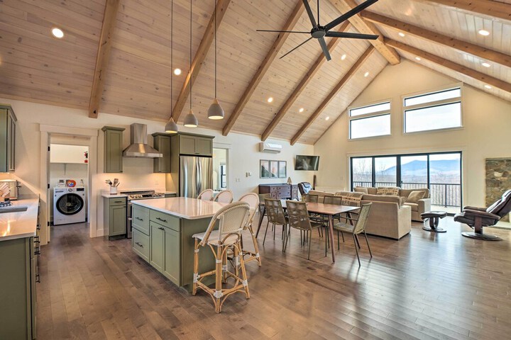 Secluded Kingfield Abode w / Idyllic Mtn Views