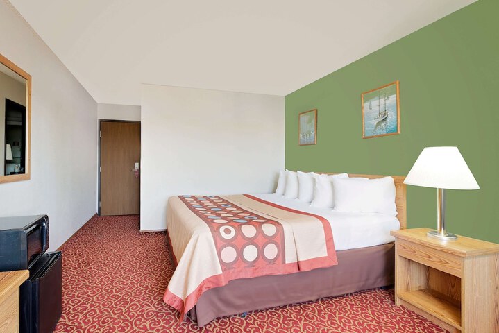 Room 4 of 16