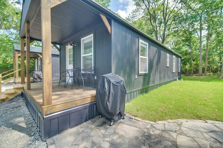 Walk to Lake: Cozy Grove Cabin w / Fire Pit
