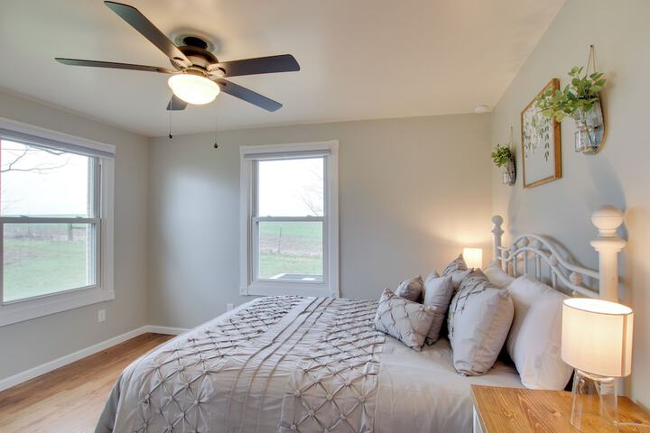 Chic Ste Genevieve Home w / Nice Interior Amenities