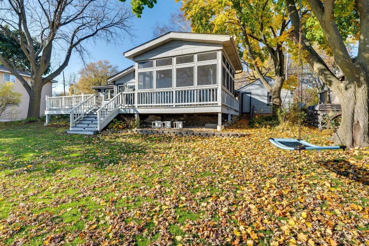 Lakefront Edgerton Cottage w / Deck & Grill!
