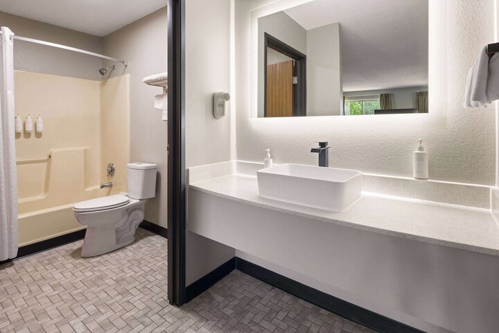 Super 8 by Wyndham Burnham / Lewistown