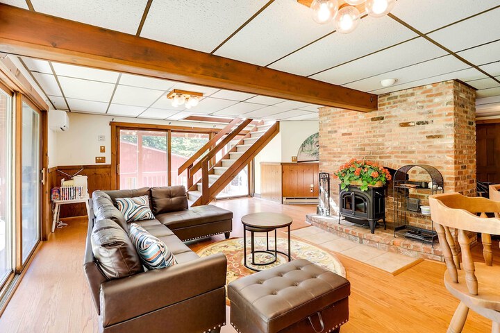 Spacious Woodbury Home w / Pool + Hot Tub!