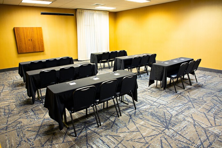 Holiday Inn Express Hotel & Suites Harrisburg West by IHG