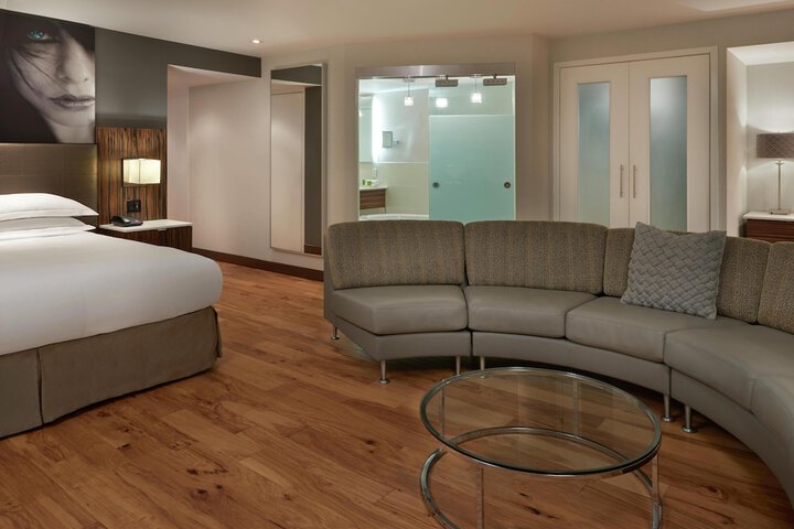 Hilton Toronto Airport Hotel & Suites