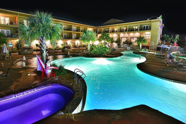Holiday Inn Express & Suites Fredericksburg by IHG