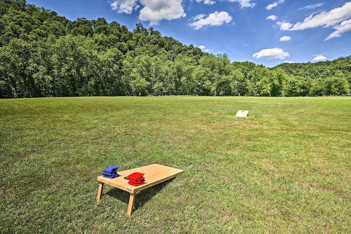Pet-friendly Cabin w / Hot Tub in Daniel Boone NF