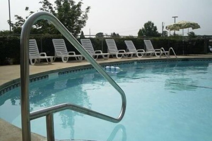 BridgePointe Hotel & Marina
