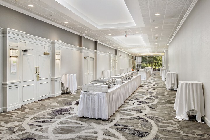 Holiday Inn Chicago Nw Crystal Lk Convention Center by IHG