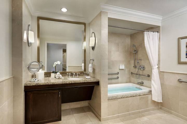 Balboa Bay Resort