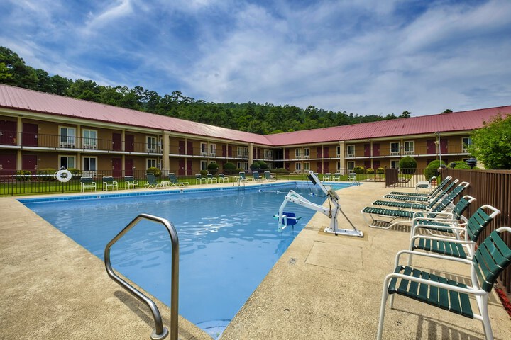 Pool 8 of 33