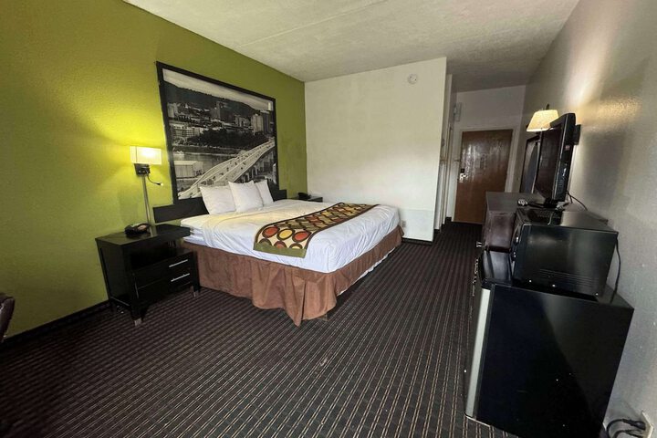 Room 9 of 28