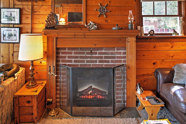 Newport Cabin w / Lakefront Private Porch & Grill!