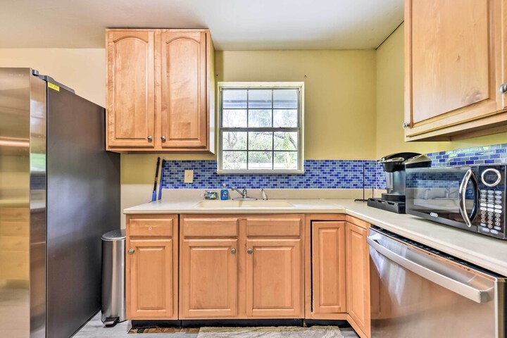Jacksonville Getaway w / Yard 2 Mi to Beach!