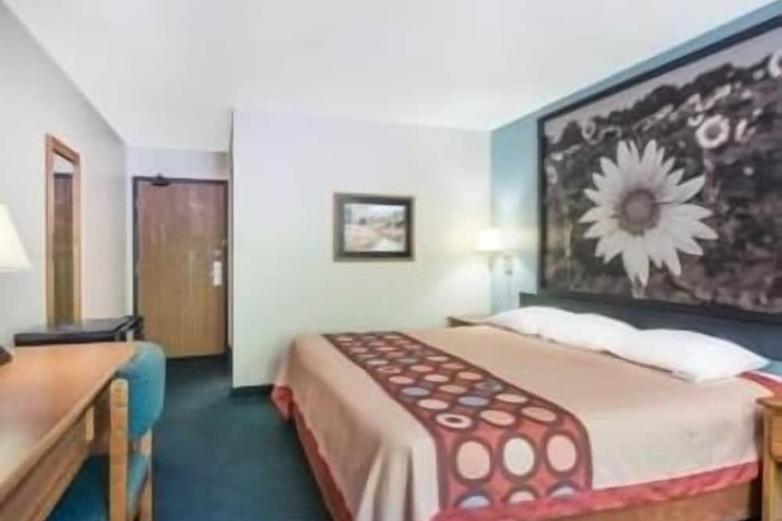 Room 33 of 47