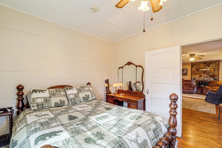 Rustic Linville Falls Cottage w / Fire Pit!