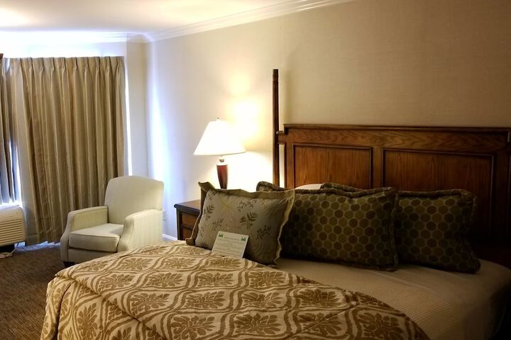 Room 33 of 62