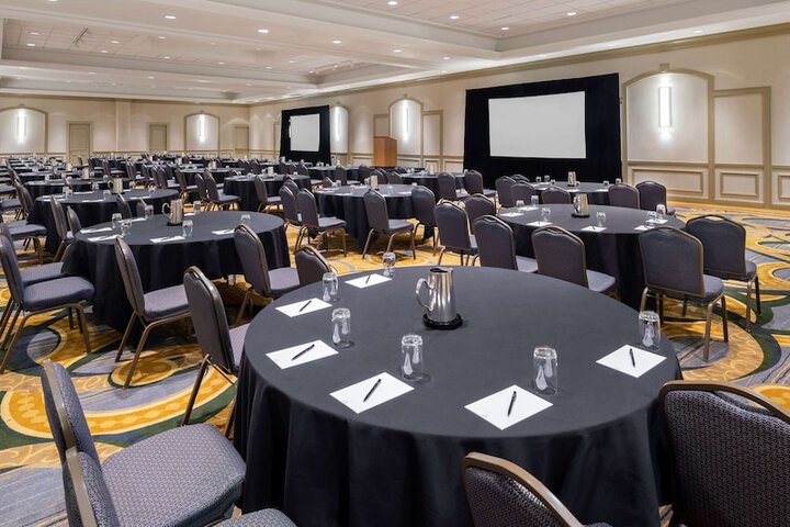 Hilton Indianapolis Hotel & Suites