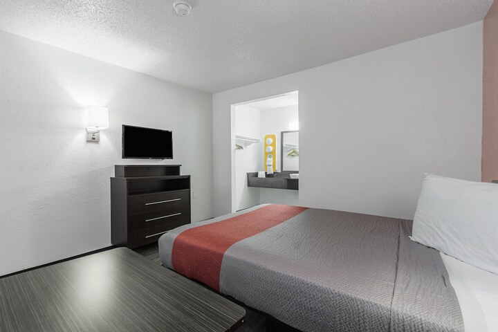 Room 14 of 30