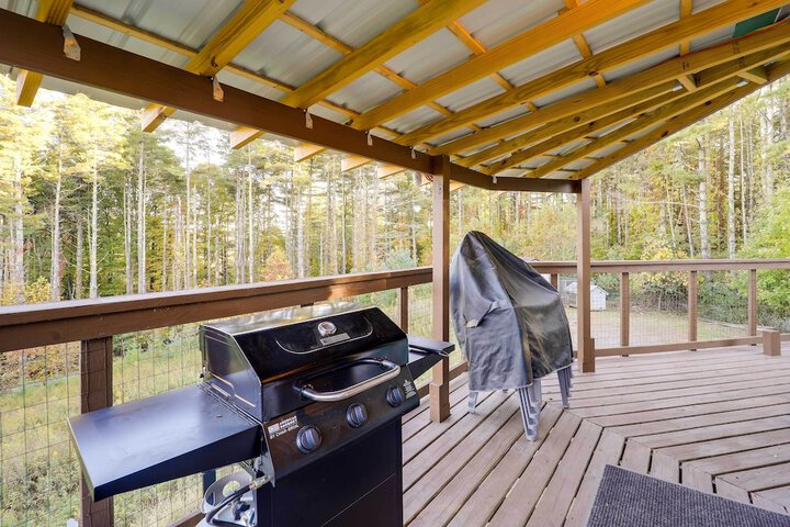 Unique West Jefferson Home w / Fire Pit & Grill!