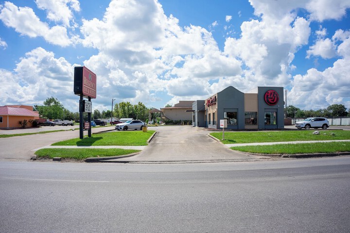 Regency Inn & Suites by OYO Bay City TX