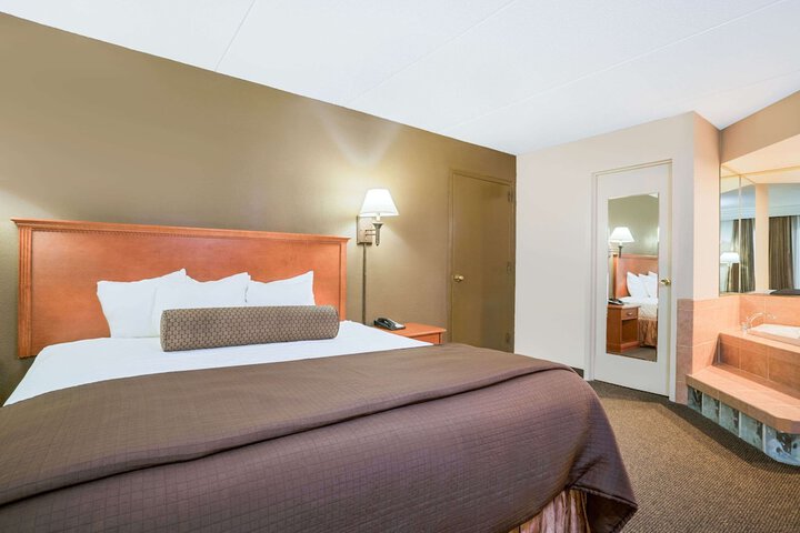 Ramada Hotel & Conference Center by Wyndham Plymouth