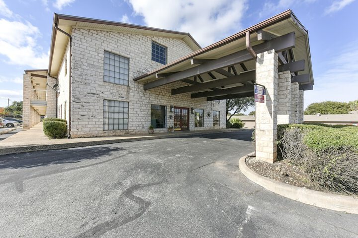 Windcrest Inn and Suites