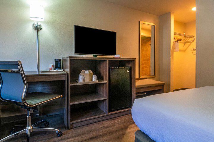 Room 12 of 27