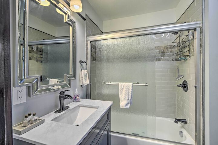 Elegant Superior Getaway 2 Mi to Downtown!