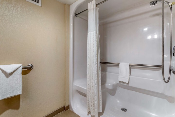 Room 17 of 28