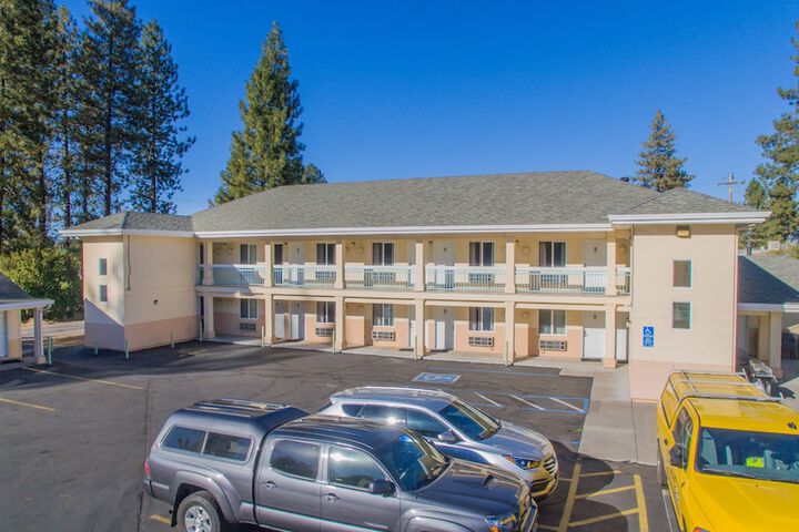 Shasta Pines Motel & Suites