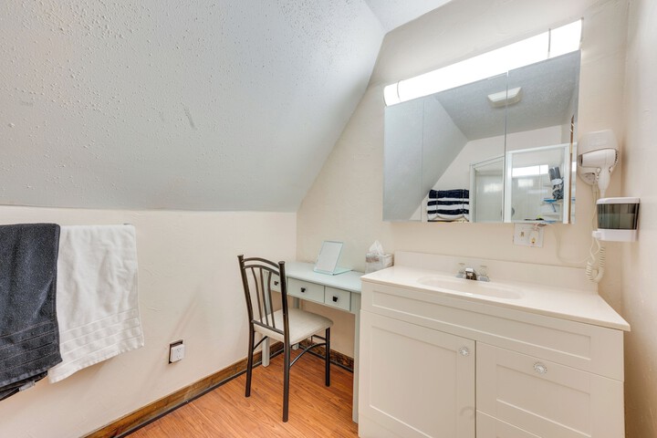 Charming Eagle Grove Farmhouse w / Patio!