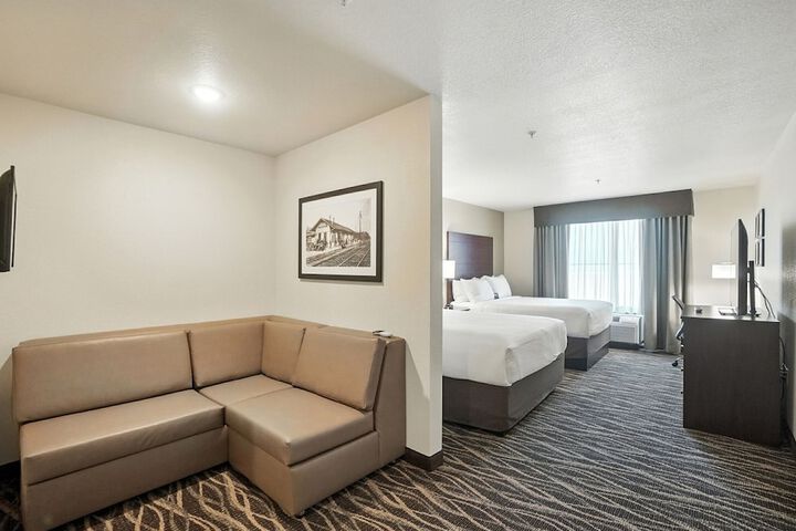 Cobblestone Hotel & Suites-Bellefontaine