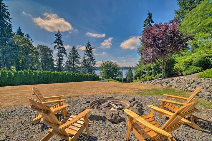 Spacious Lake Stevens Home w / Fire Pit Patio