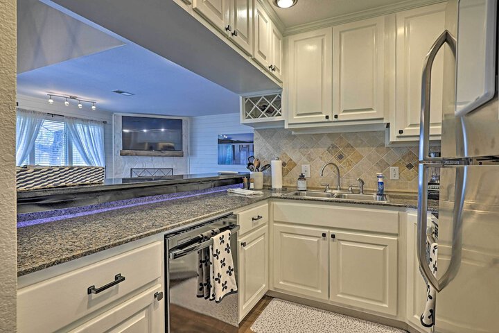 Modern Townhome w / Patio Next Door to Resort