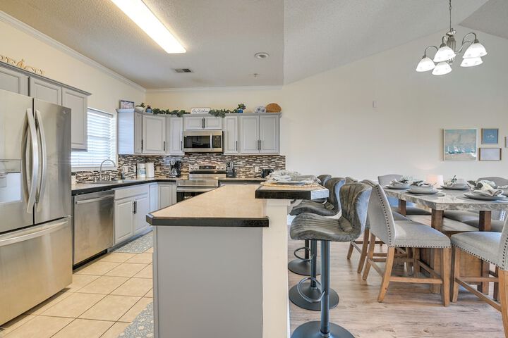 Myrtle Beach Condo w / Large Balcony & Pool Access